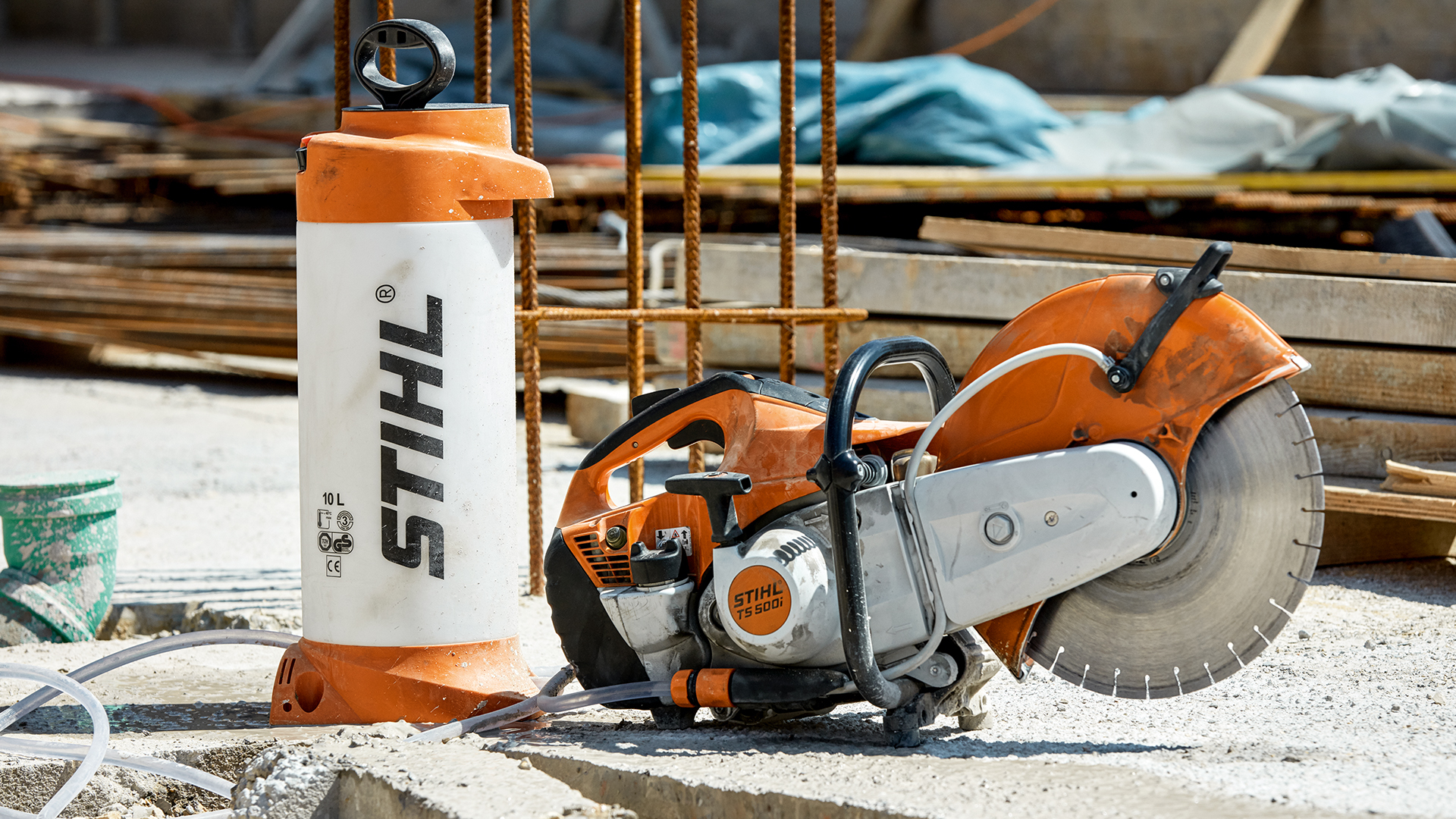 Cortador de disco a gasolina STIHL TS 500i com reservatório de água sob pressão num estaleiro