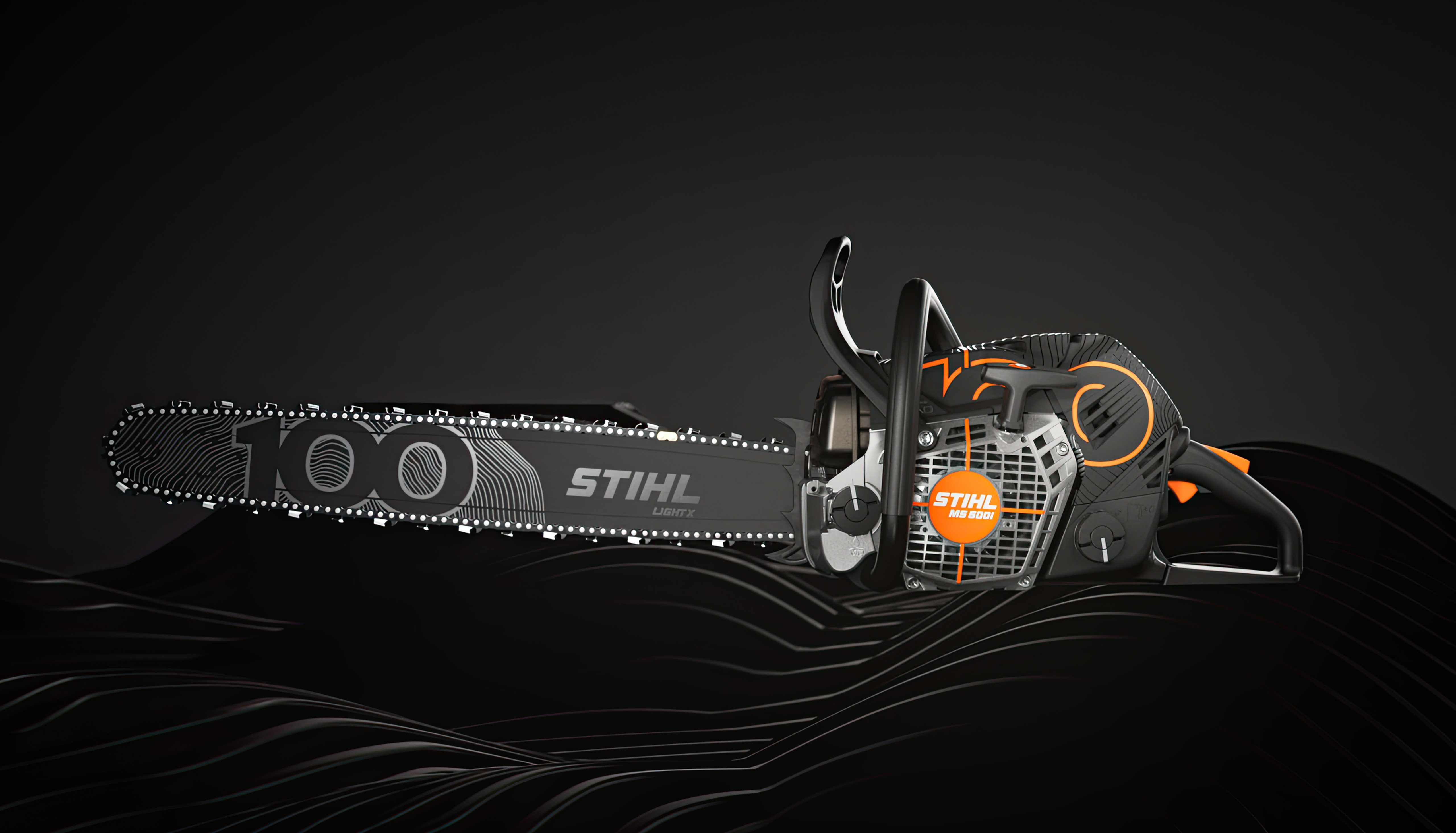 Vista lateral izquierda de la motosierra STIHL MS 500i Edición Centenario sobre fondo negro.