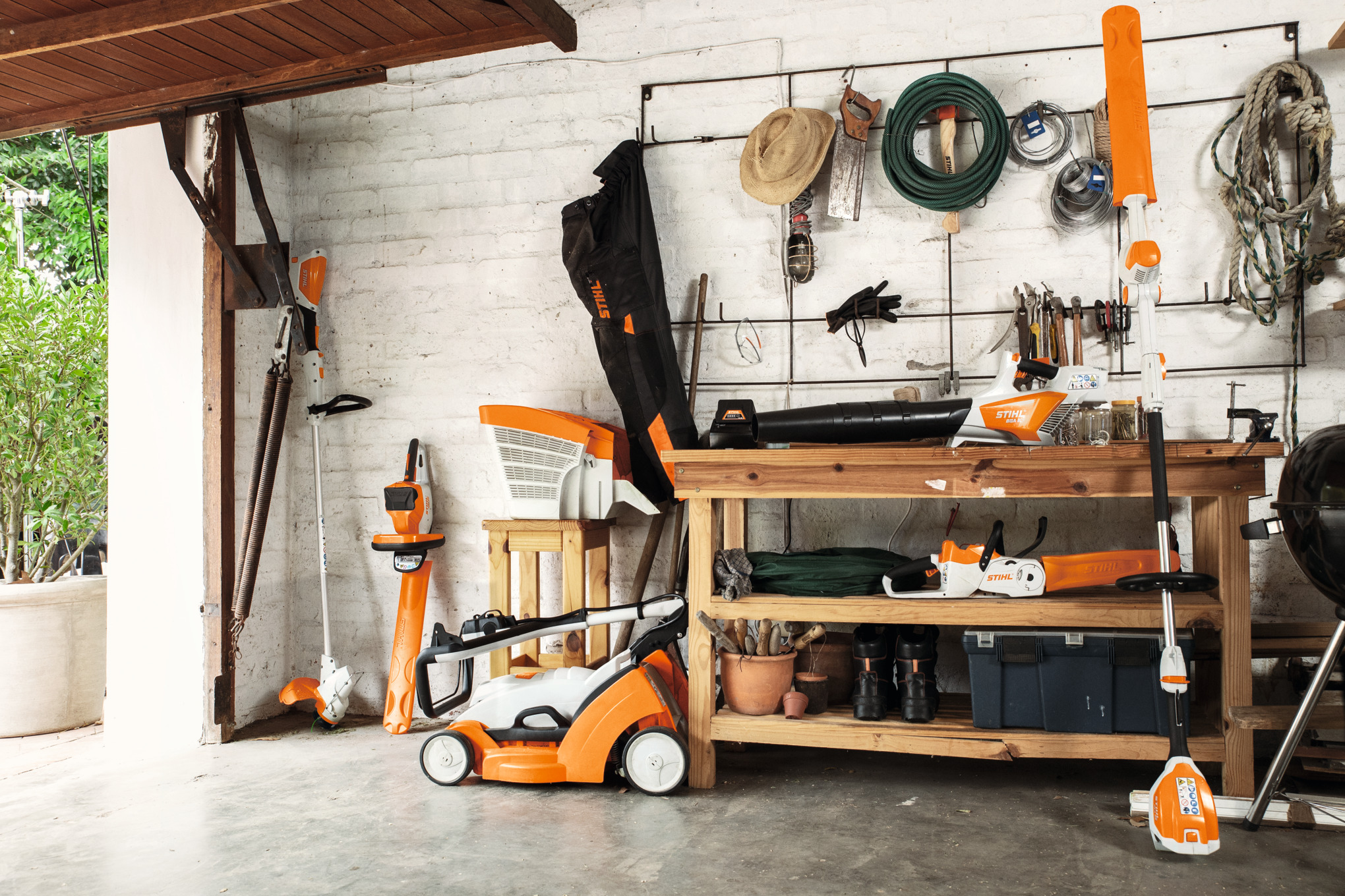 Herramientas inalámbricas STIHL en el garaje