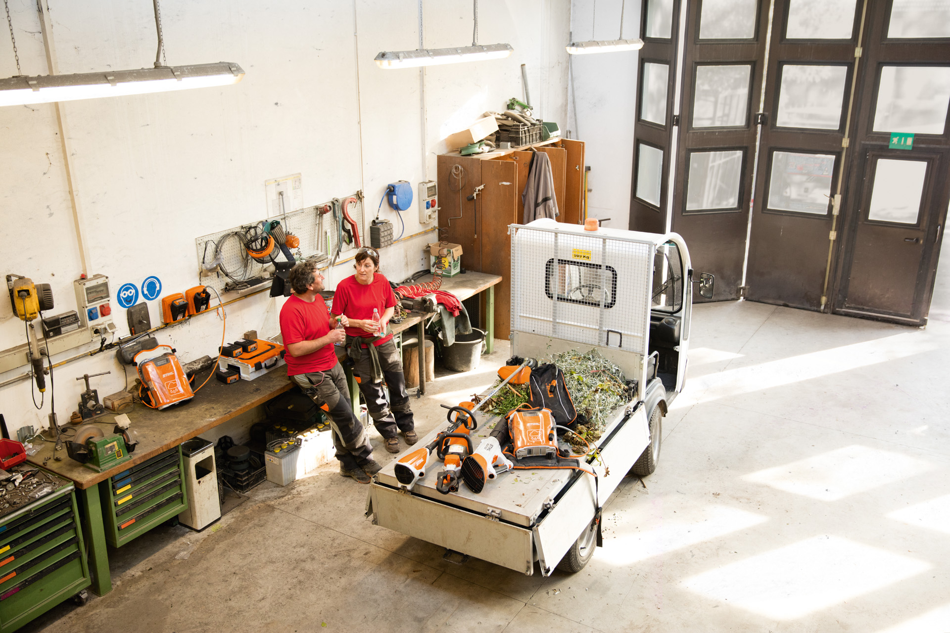 Productos de batería STIHL en posición horizontal en una furgoneta.