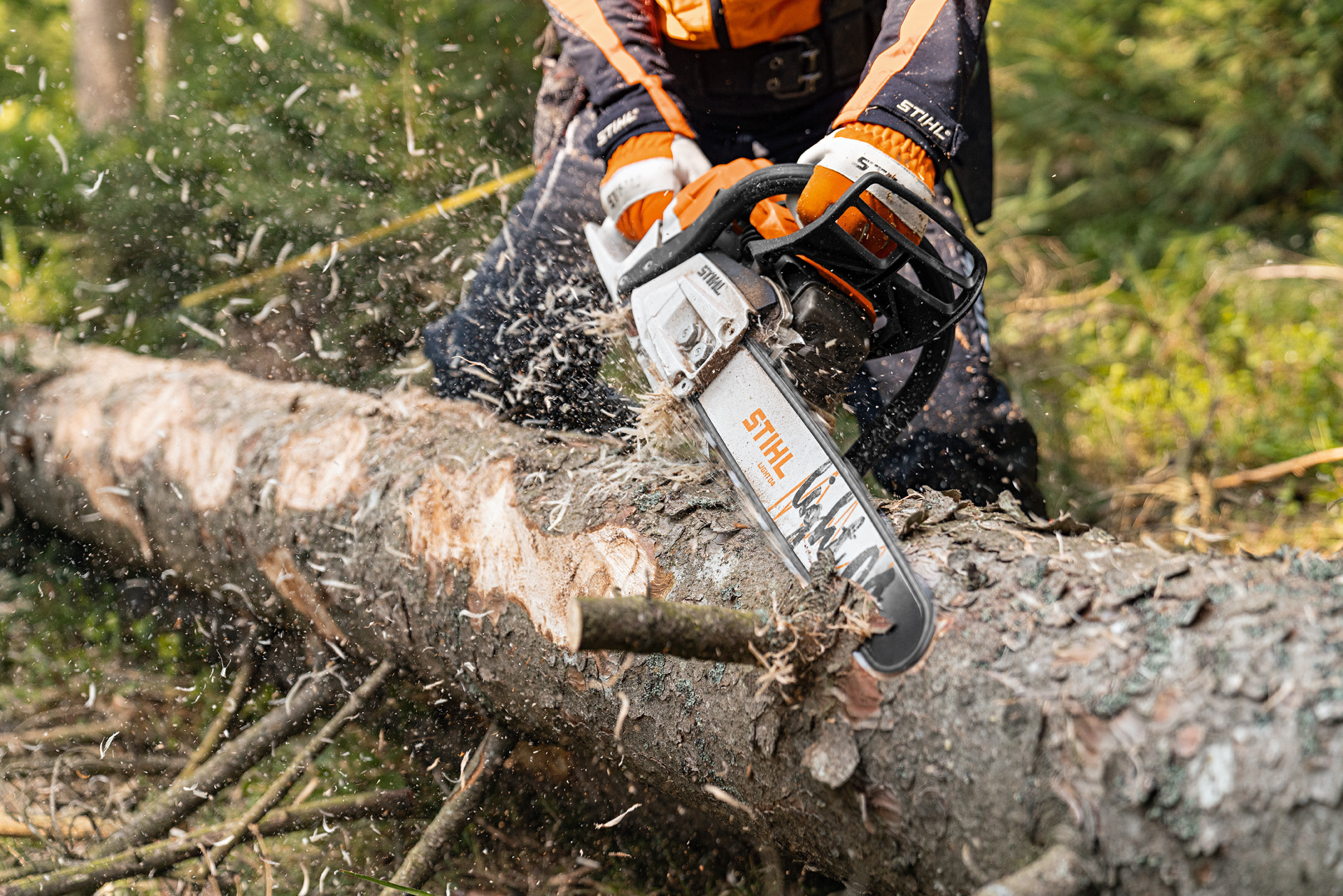 Descortezamiento de un árbol con una motosierra de gasolina STIHL MS 261 C-M con motor 2-MIX y espada Light 04