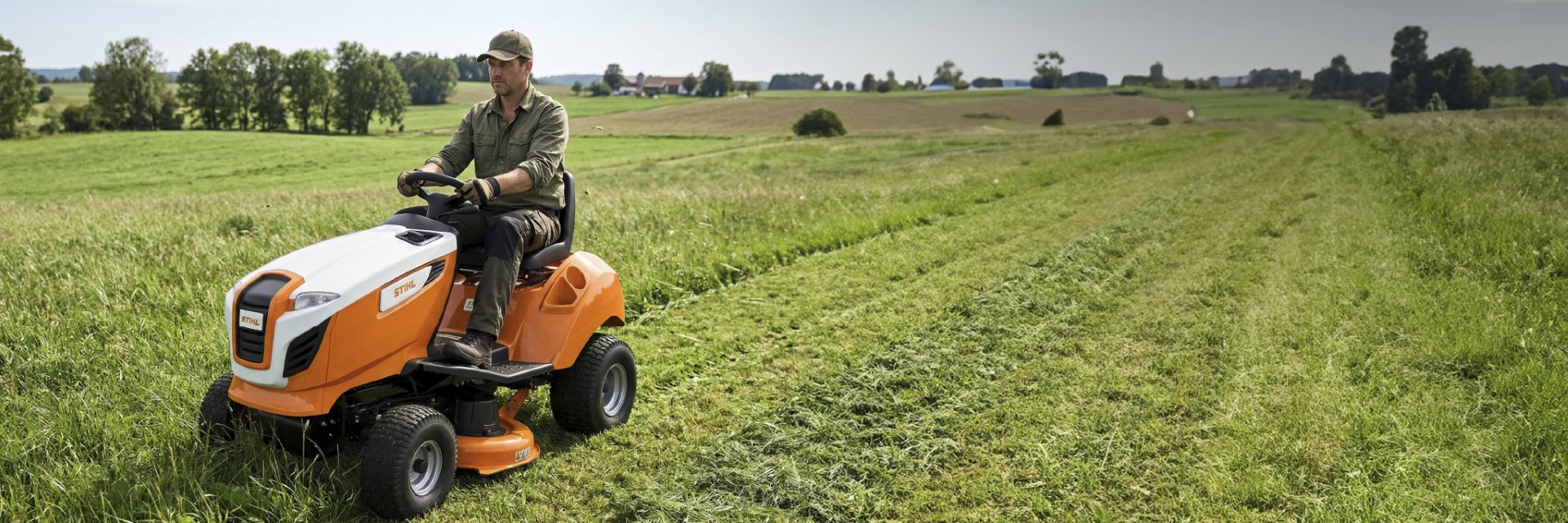 tractor cortacesped en uso