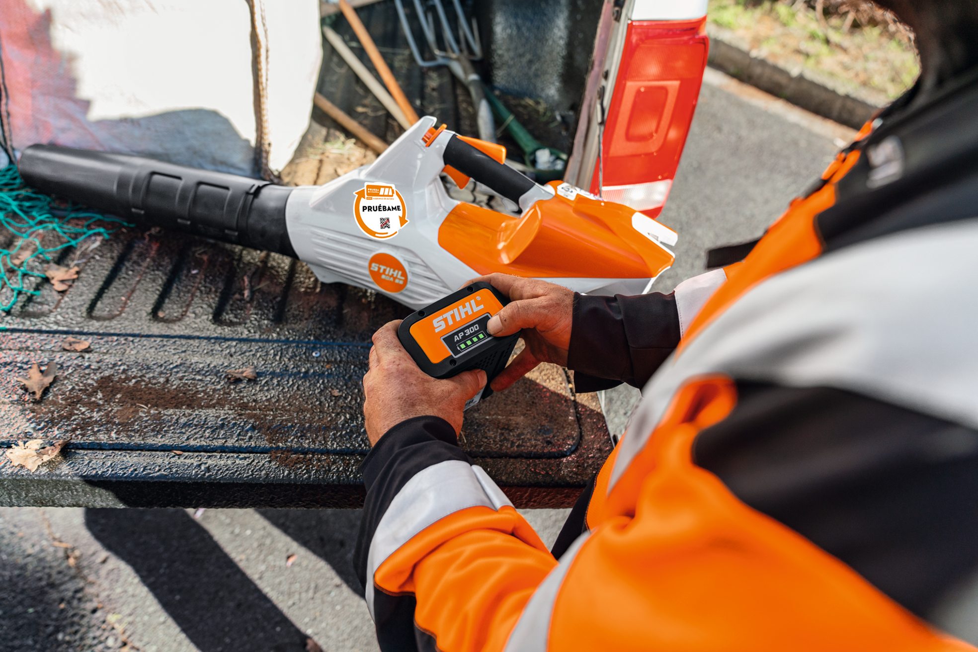 Un usuario revisa la carga de la batería de su soplador