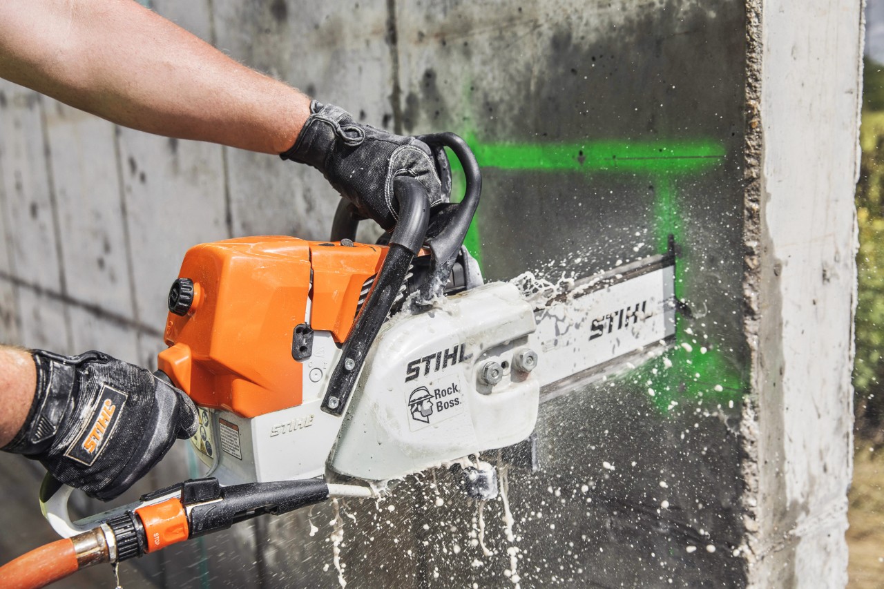 Primer plano de una motosierra STIHL GS 461 en uso en una obra de construcción