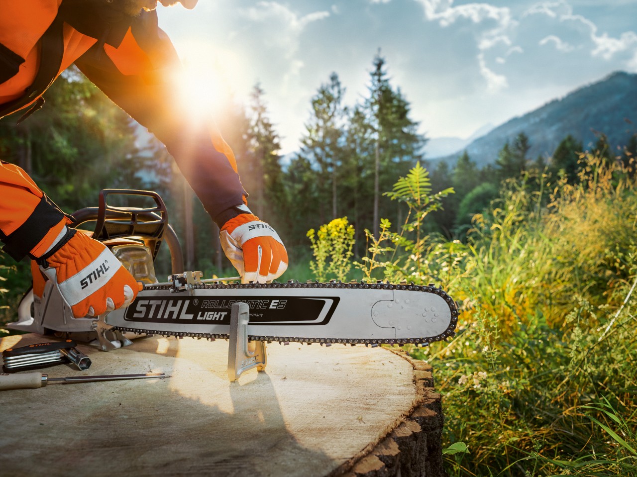 Un hombre usa la STIHL MSA 70 para cortar madera en el jardín.
