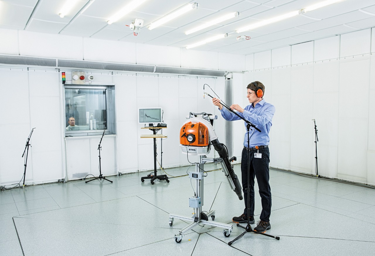 Research and development department: Testing of the blower in the acoustic chamber