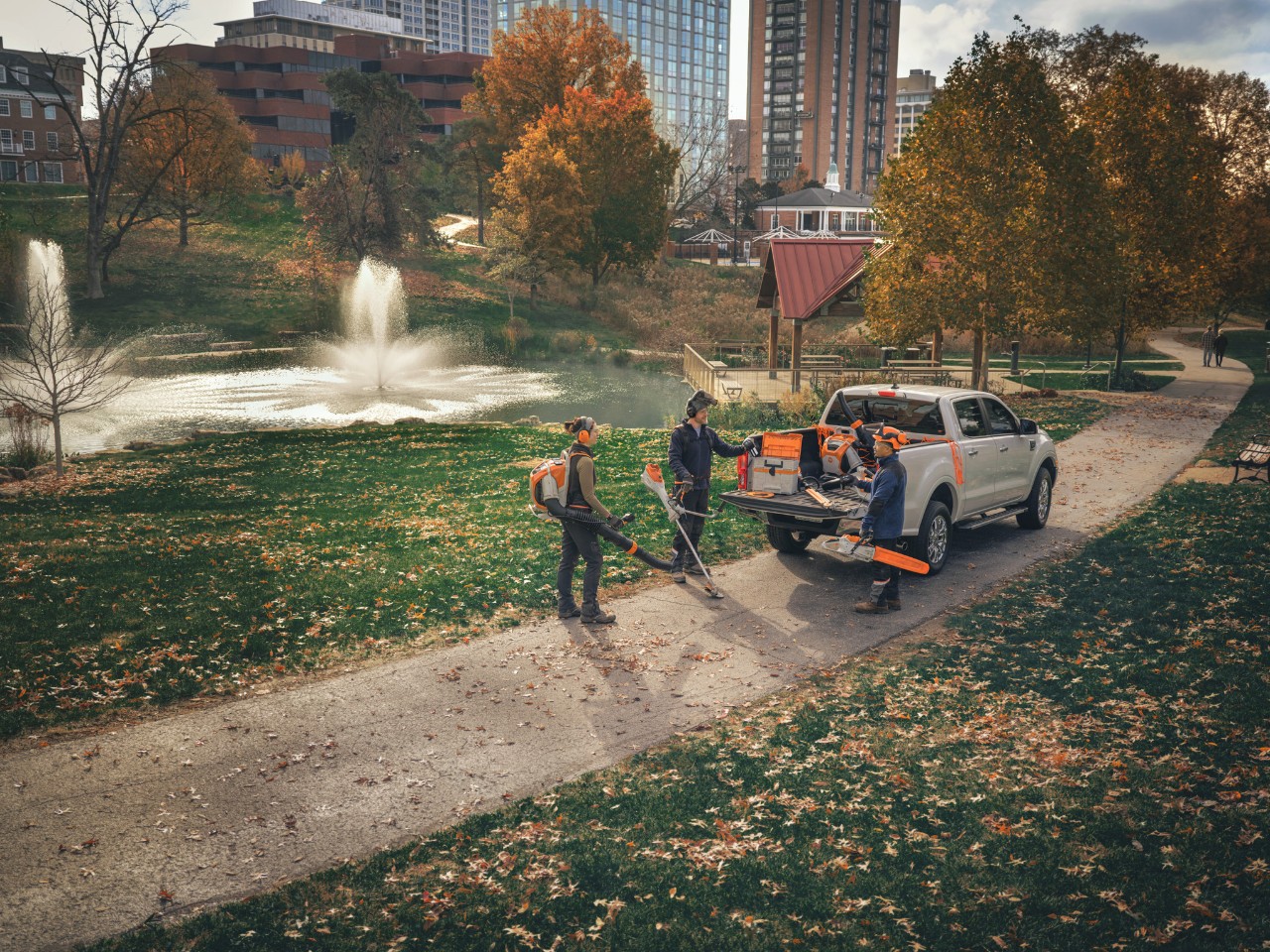 Los profesionales del paisajismo eligen las herramientas a batería STIHL para su trabajo.